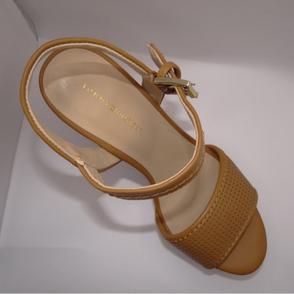 ⭐HP⭐🆕Tommy Hilfiger Women's Weslee Heeled Sandals SIZE 10 M - Picture 4 of 4